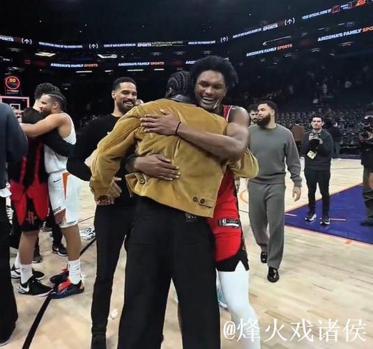 火箭官方社媒:约基奇与杰夫-格林赛前拥抱交谈 火箭官方社媒:约基奇与杰夫-格林赛前拥抱交谈