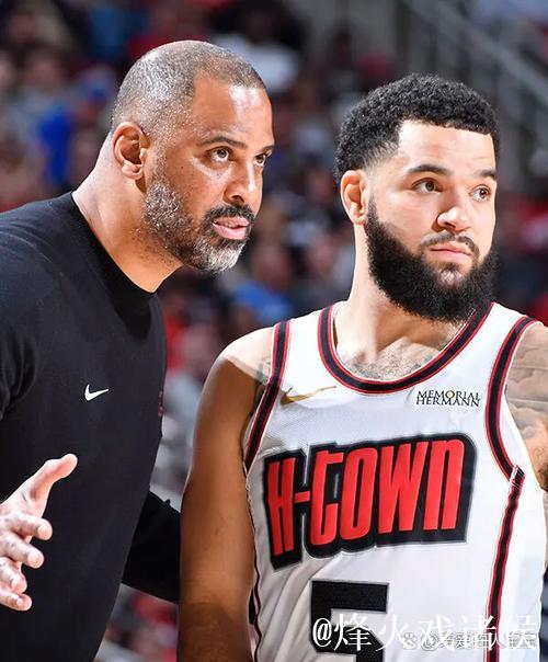 火箭官方社媒:约基奇与杰夫-格林赛前拥抱交谈 火箭官方社媒:约基奇与杰夫-格林赛前拥抱交谈